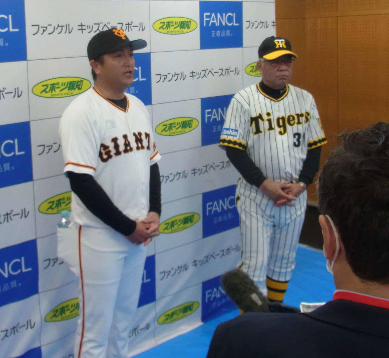 阪神OBの掛布雅之氏（右）と巨人OBの高橋由伸氏（左）は、両球団への思いを語る（撮影・堀まどか）