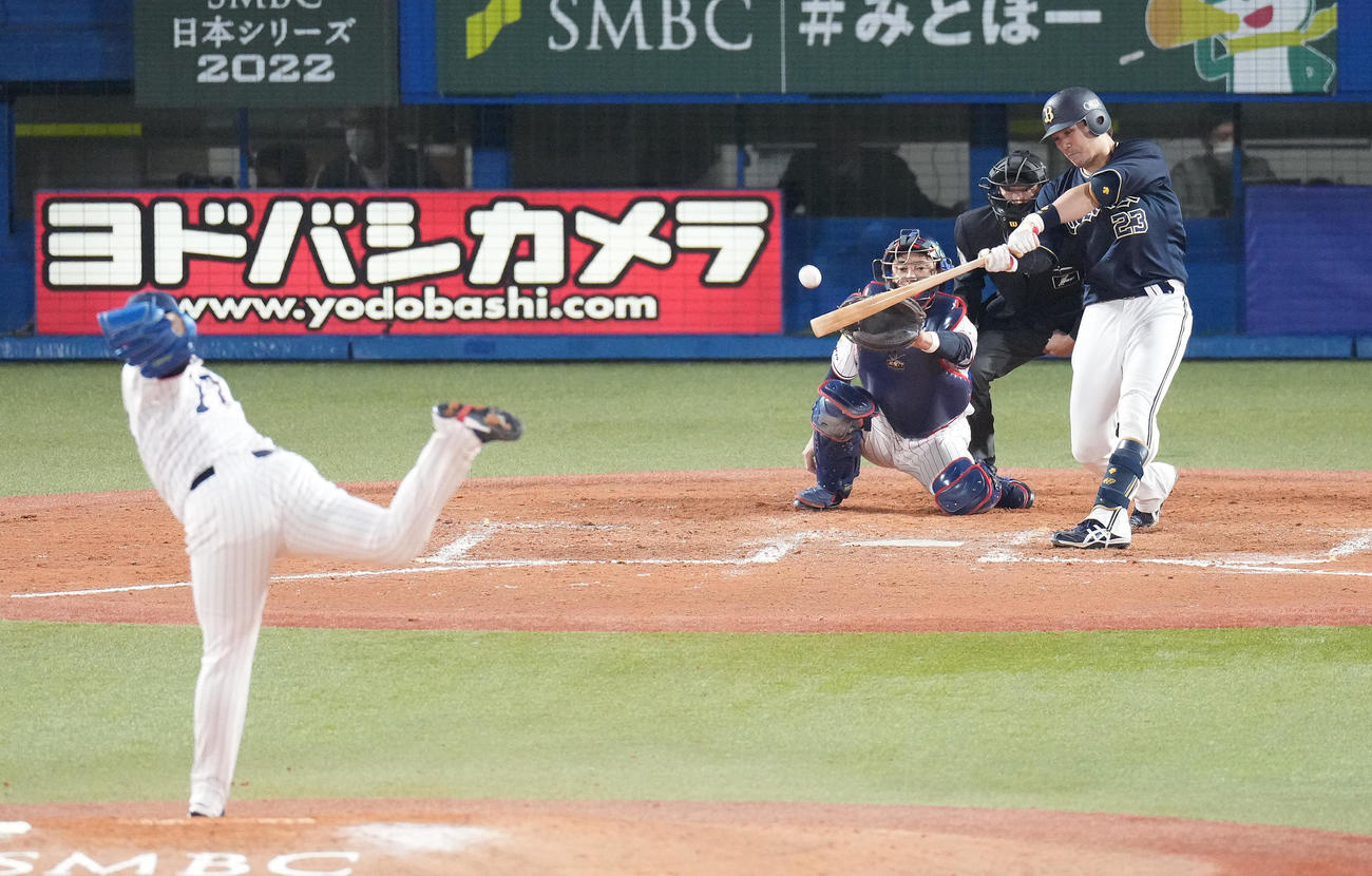 日本シリーズ第7戦の9回表、二塁打を放つオリックス伏見寅威