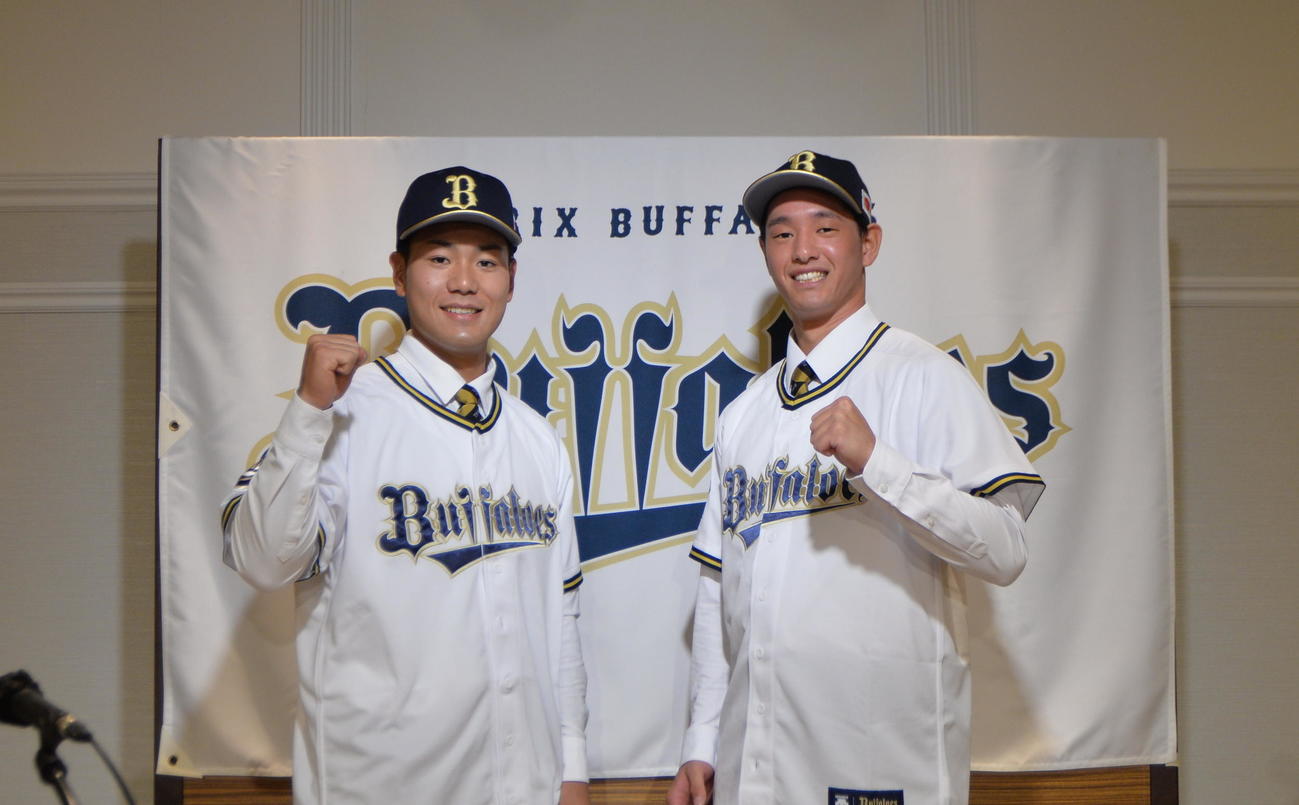 オリックスドラフト4位・杉沢（左）と、同じく育成ドラフト3位・入山が仮契約を終えて力を込める（撮影・濱本神威）