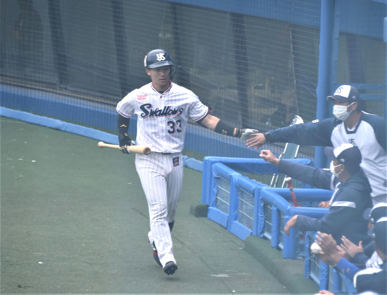 1回裏ヤクルト2死、左越え本塁打を放った内山壮真は大松コーチとタッチを交わす（撮影・鈴木正章）
