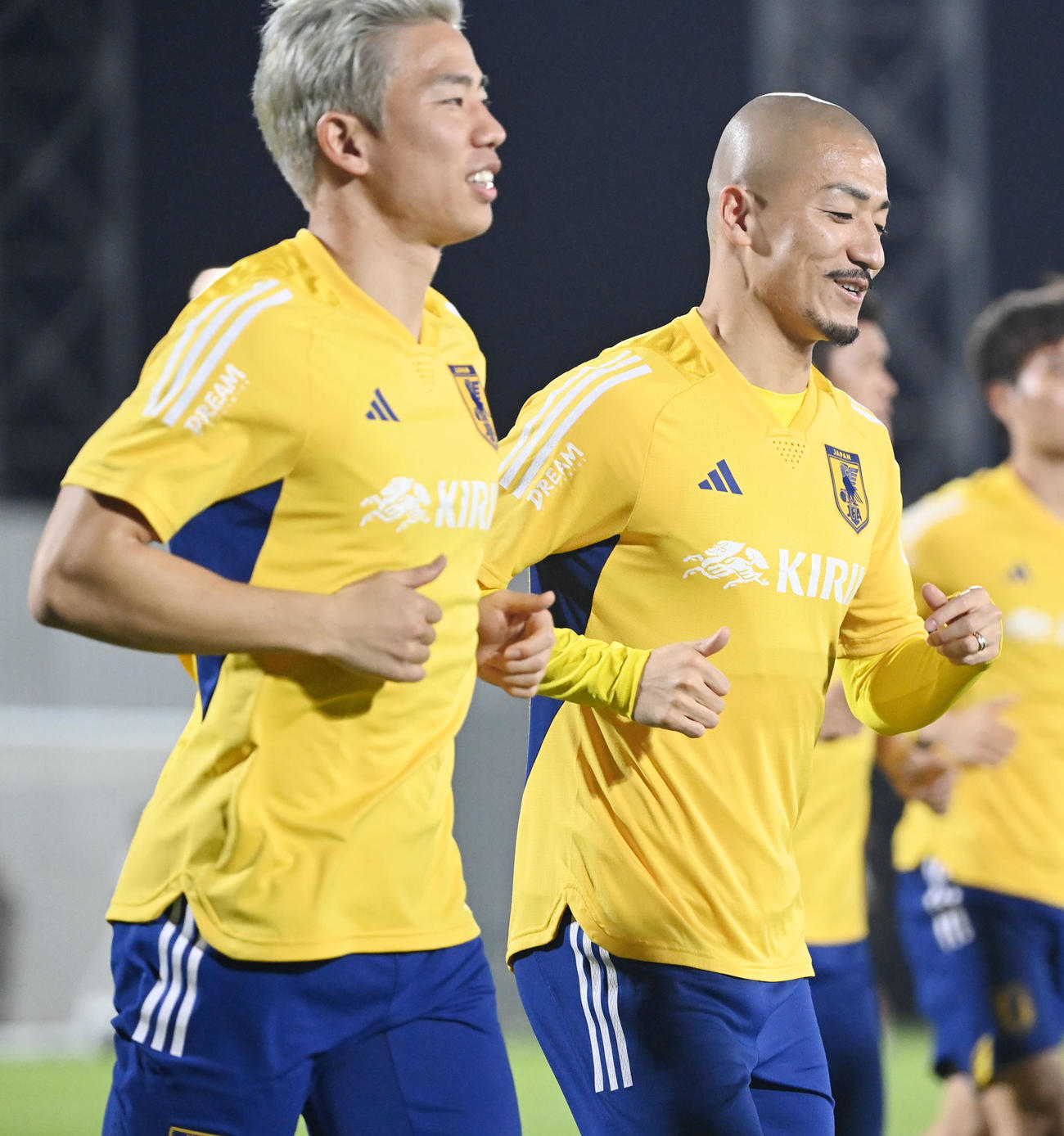 ランニングをする日本代表の前田大然（右）