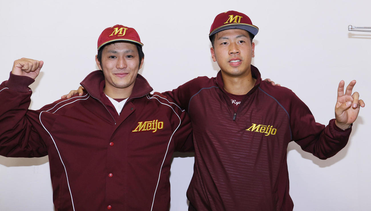 名城大対九州共立大　完封リレーに笑顔でガッツポーズの名城大・真田（左）と松本（撮影・野上伸悟）