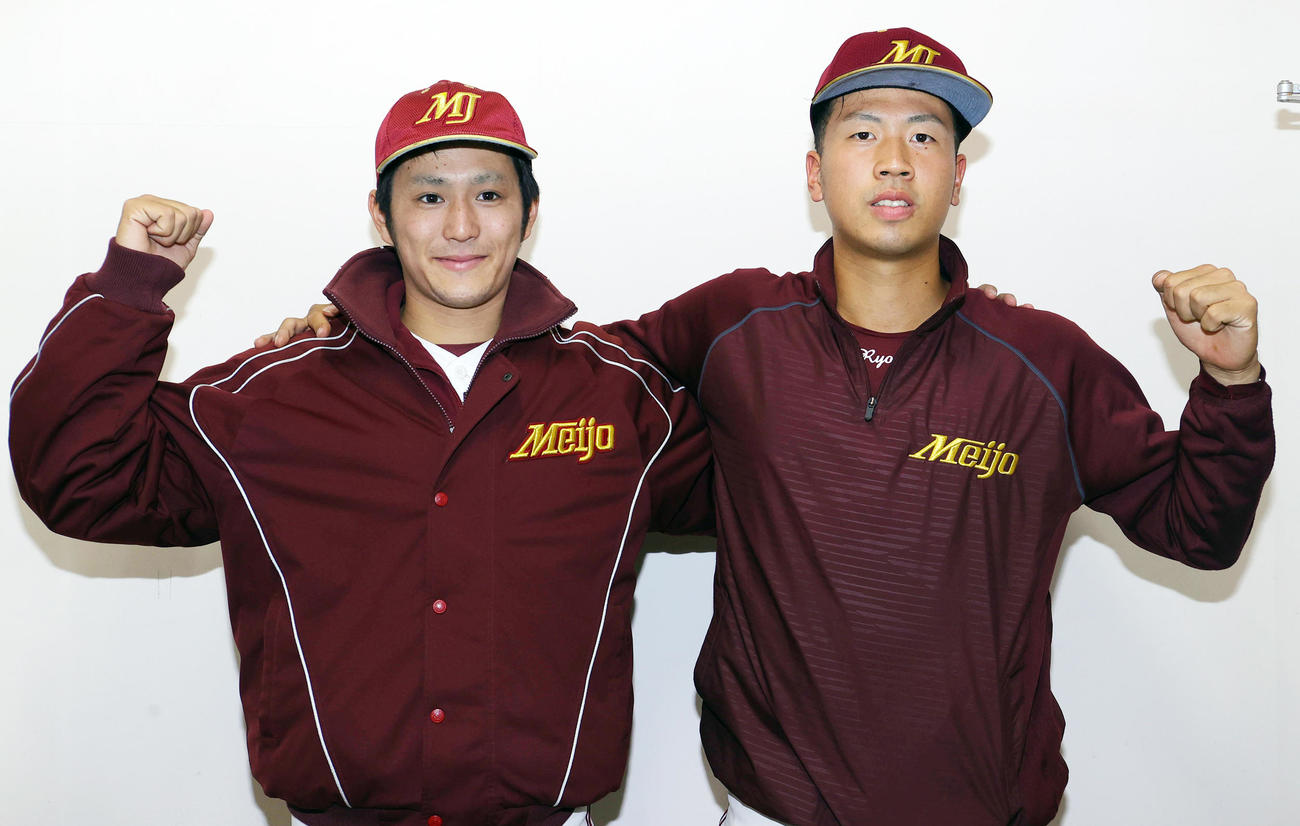 名城大対九州共立大　完封リレーに笑顔でガッツポーズの名城大・真田（左）と松本（撮影・野上伸悟）