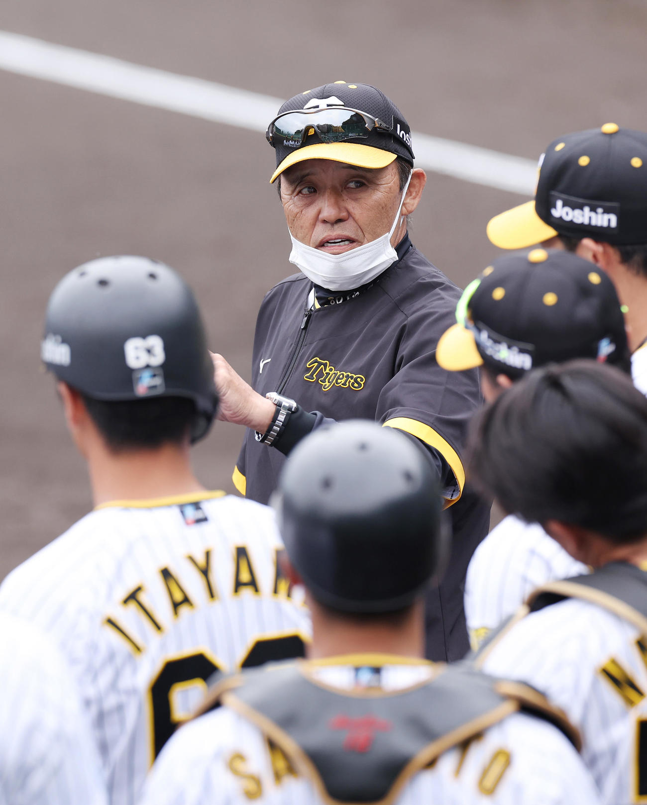 総合ノックを終えたナインに話す阪神岡田監督（中央）（撮影・前田充）