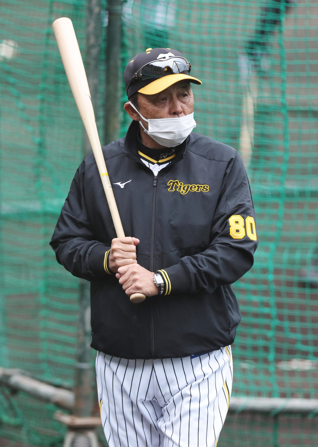 バットを手に練習を見つめる阪神岡田監督（撮影・前田充）