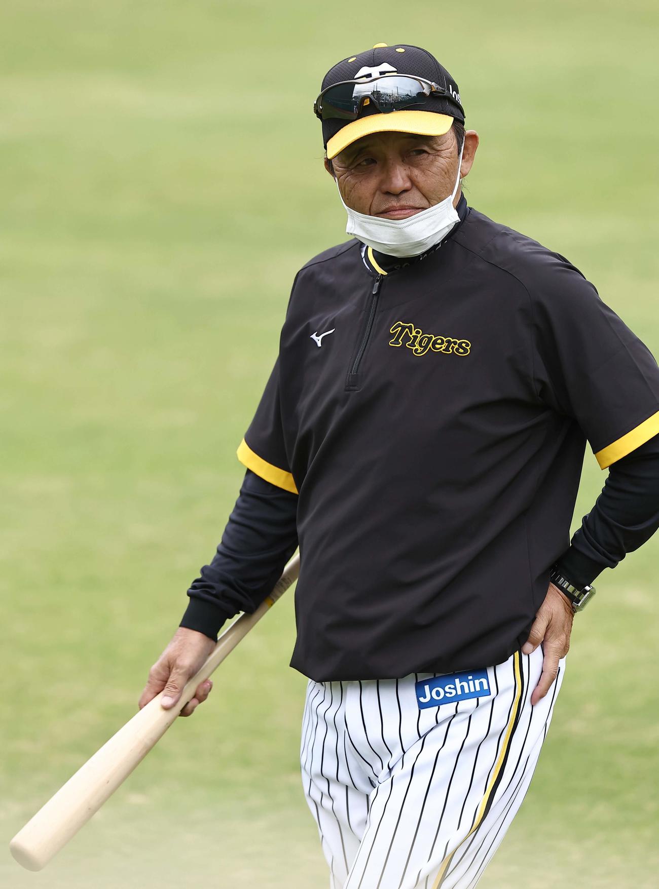 岡田監督はメイン球場からブルペンへ向かう（撮影・上田博志）