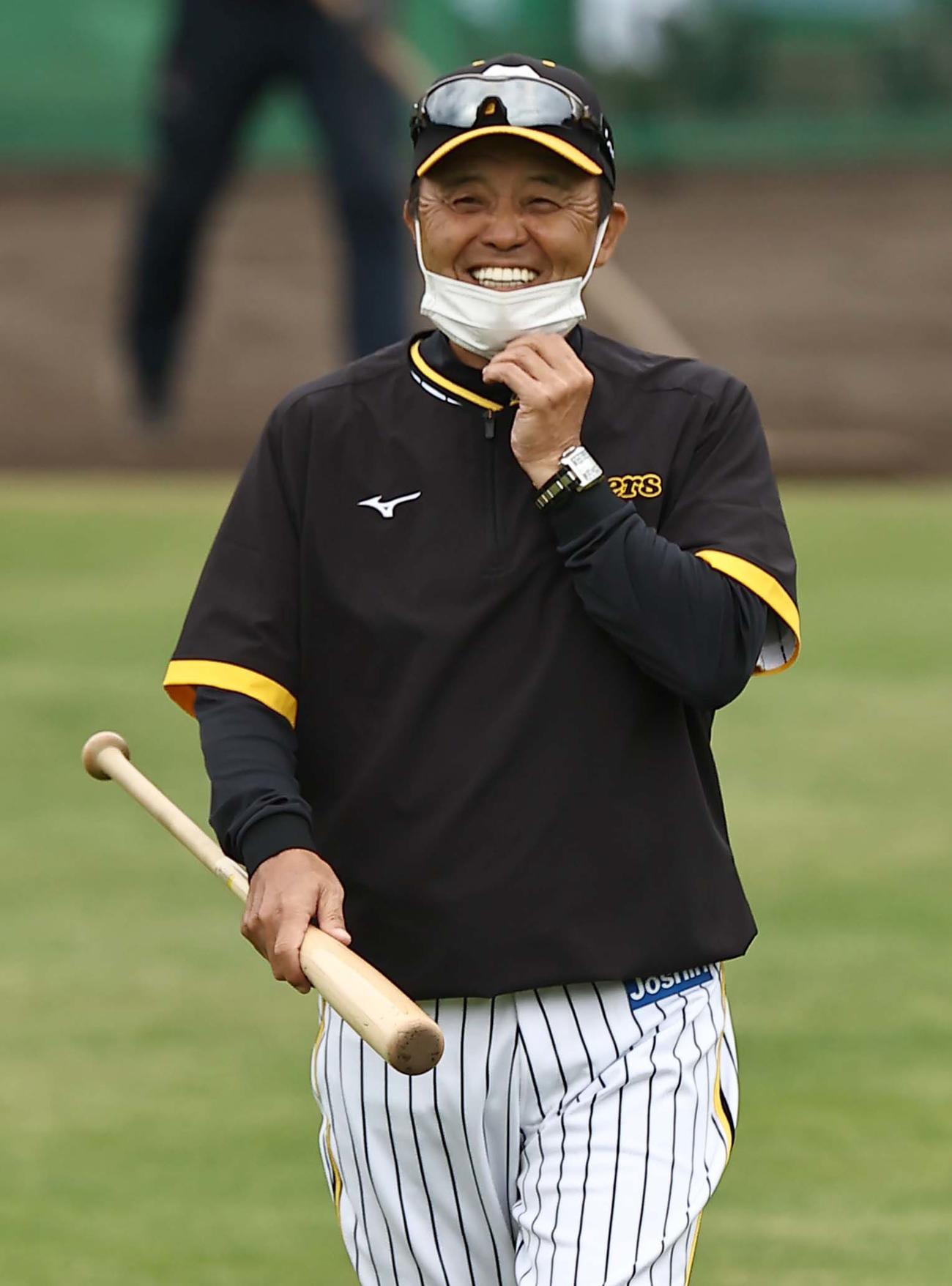 岡田監督は笑顔を見せながらブルペンに向かう（撮影・上田博志）