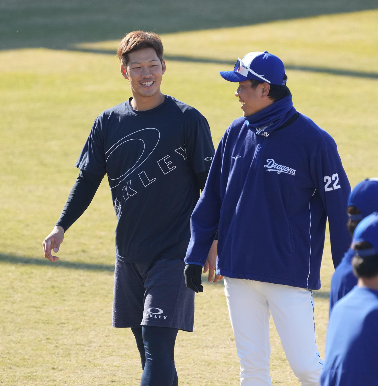 大野雄（右）にあいさつをする京田（撮影・森本幸一）