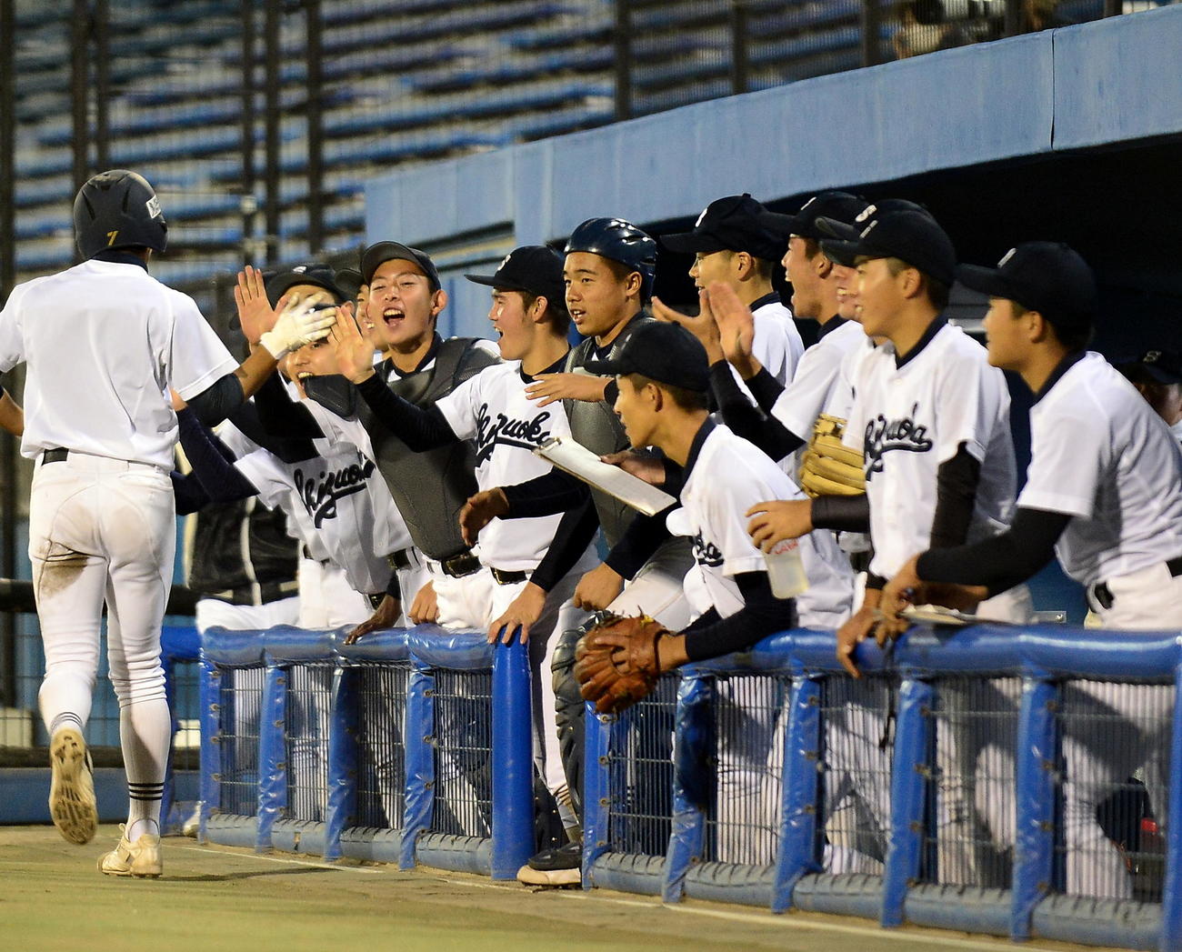 6回の追加点に沸く静岡高ナイン