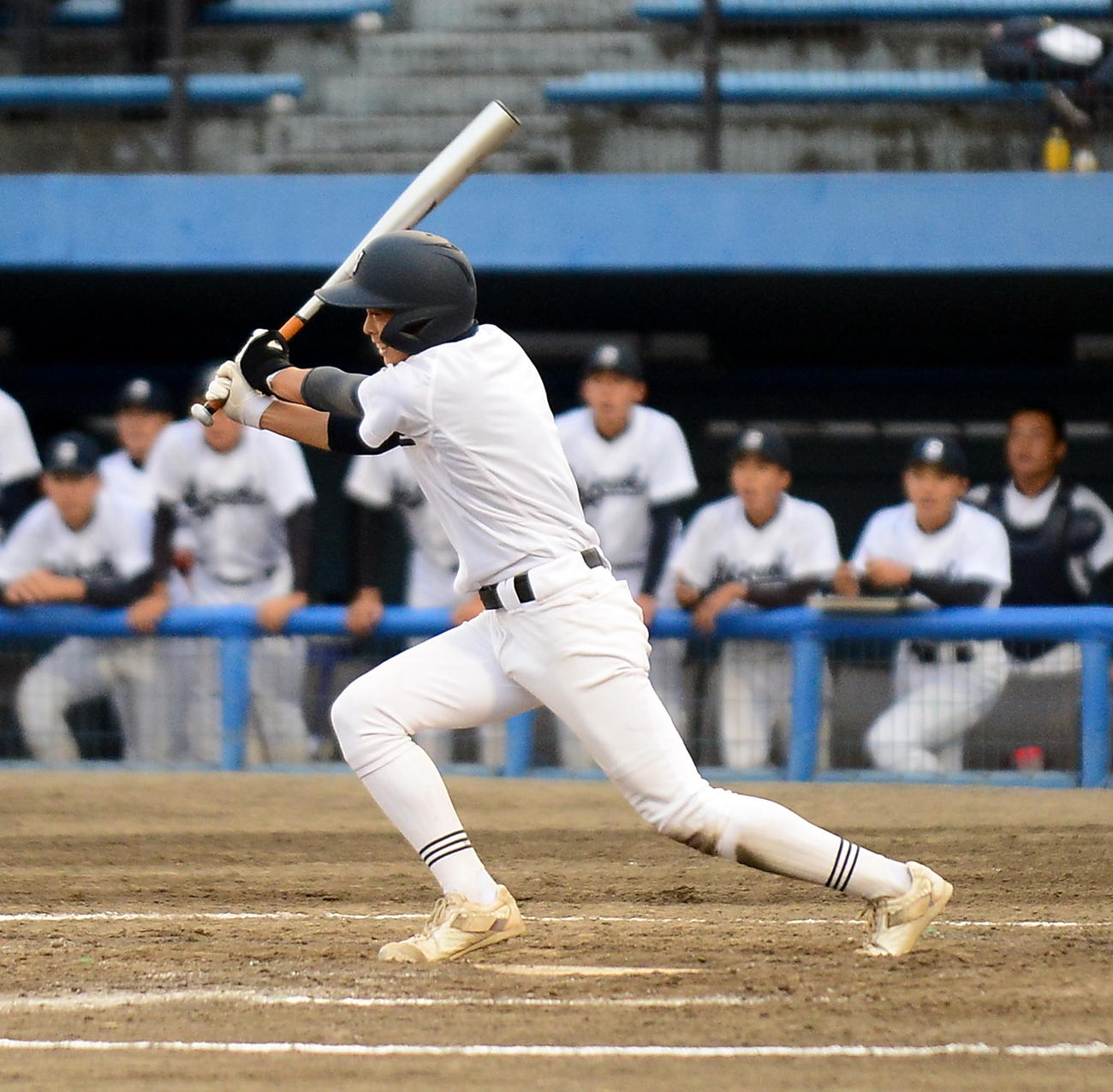 4回、勝ち越しの右前2点適時打を放つ静岡高・青野