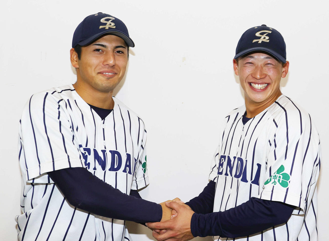 国学院大対仙台大　試合後に先発した仙台大4年生エースの長久保（左）と笑顔で握手する3年生で本塁打を放った辻本（撮影・野上伸悟）