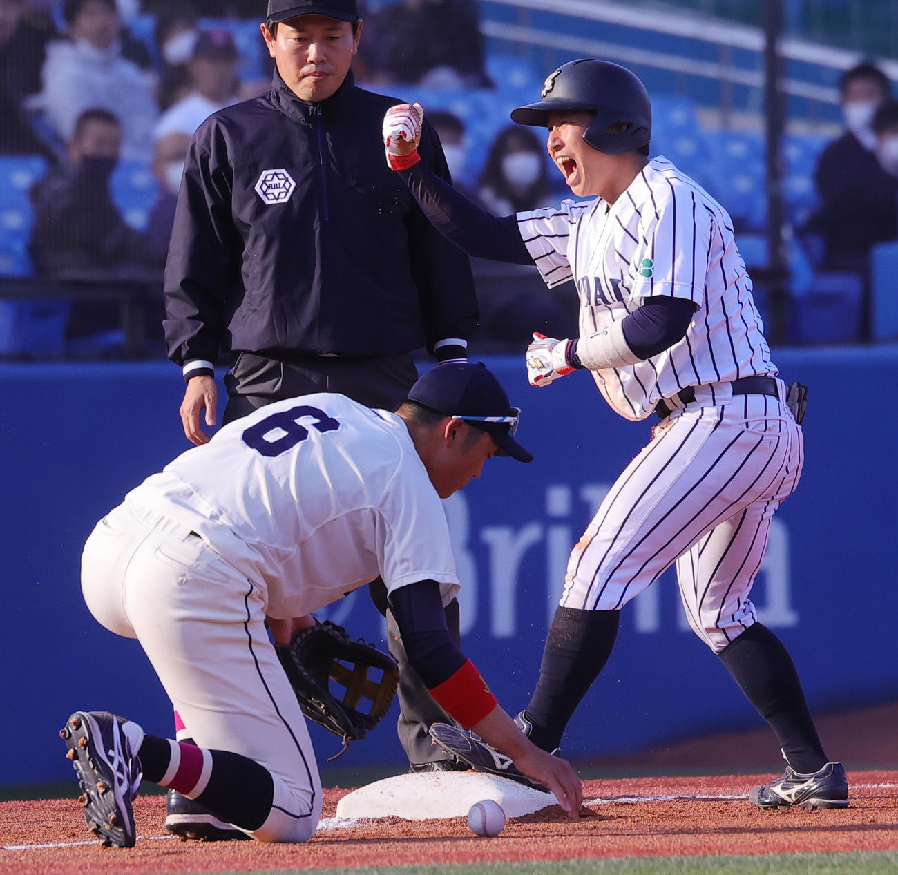 国学院大対仙台大　2回裏仙台大2死二塁、右中間適時三塁打を放ち喜ぶ小笠原（撮影・野上伸悟）