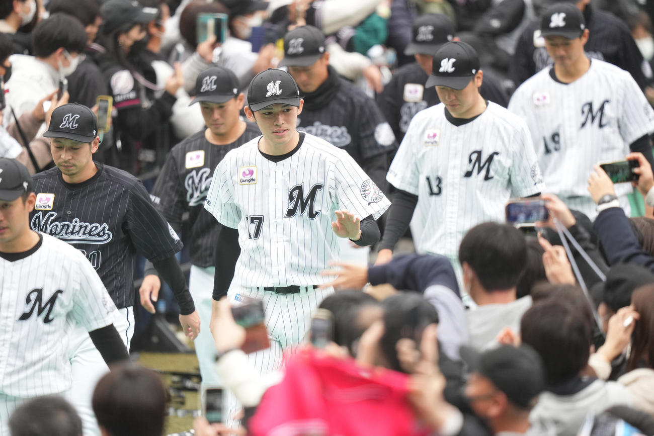 ファンに手を振るロッテ佐々木朗（中央）（撮影・鈴木みどり）