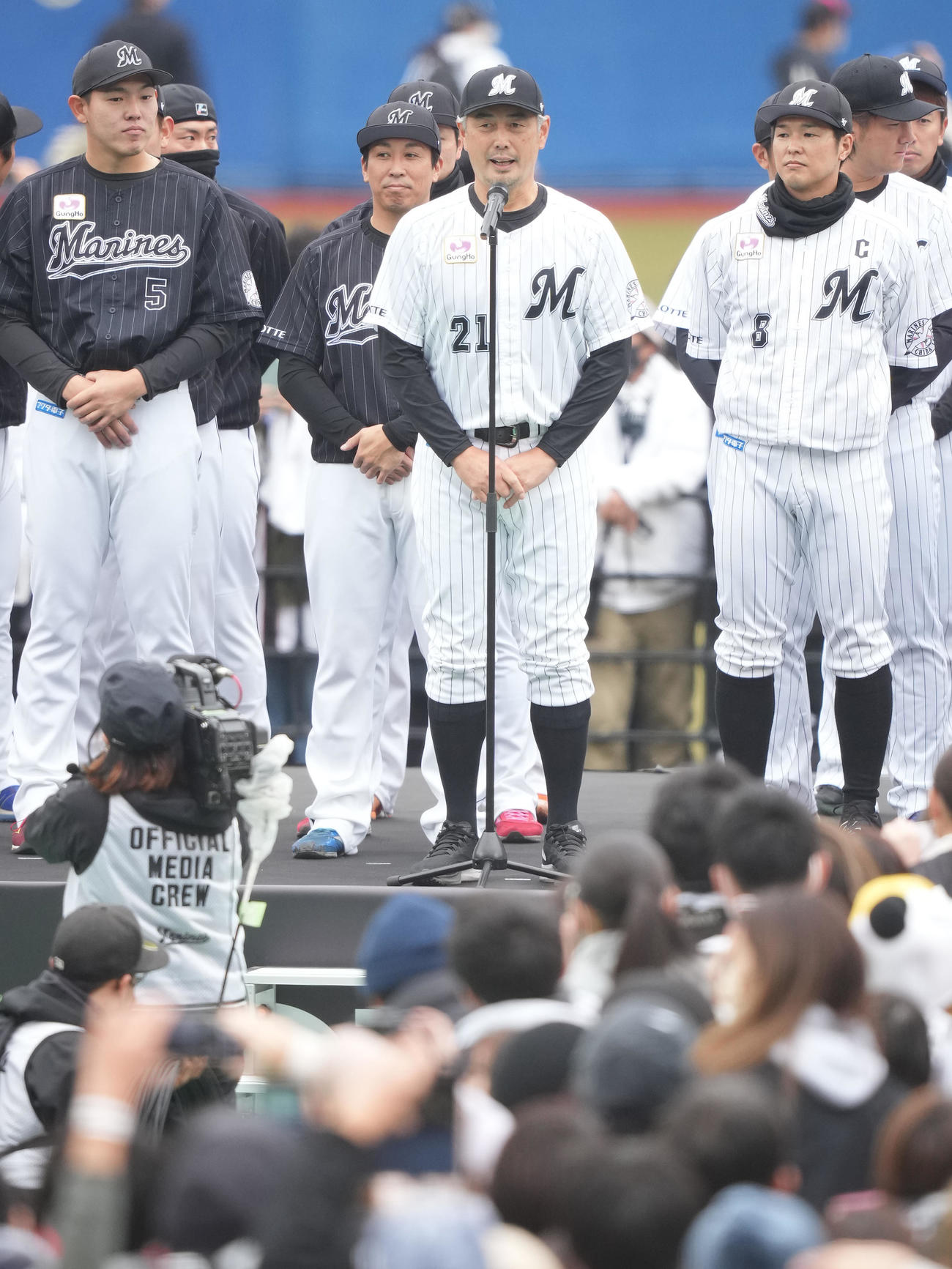 ファン感謝デーの開会宣言であいさつするロッテ吉井監督（中央）（撮影・鈴木みどり）