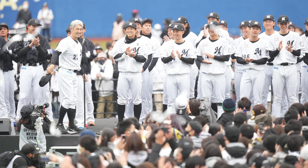 ファン感謝デーの開会宣言で笑顔のロッテ吉井監督（前列左から2人目）。右は佐々木朗（撮影・鈴木みどり）