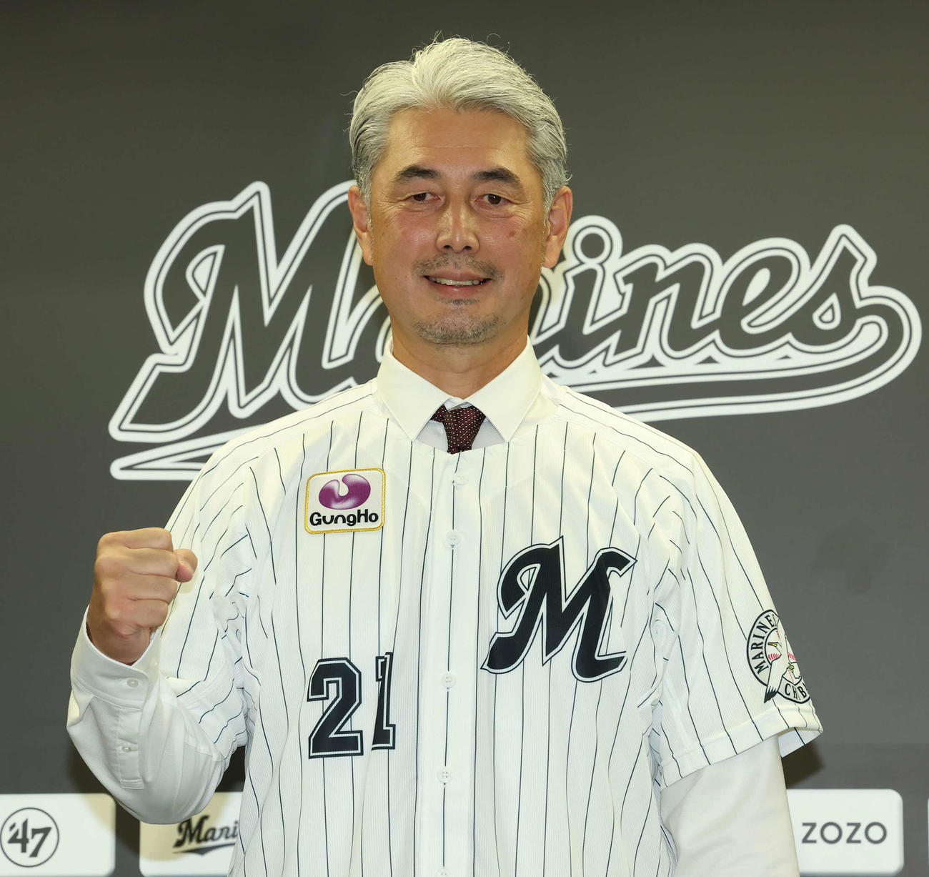 10月18日、就任会見でポーズを決めるロッテ吉井新監督
