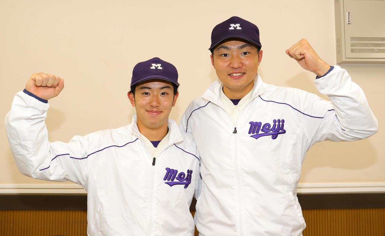 明大対関大　勝利を喜び合う明大・飯森（左）と村田（撮影・野上伸悟）
