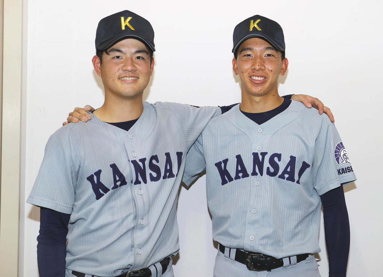 惜敗した関大・有馬（左）と鷲尾は、試合後に笑顔で肩を組む（撮影・野上伸悟）