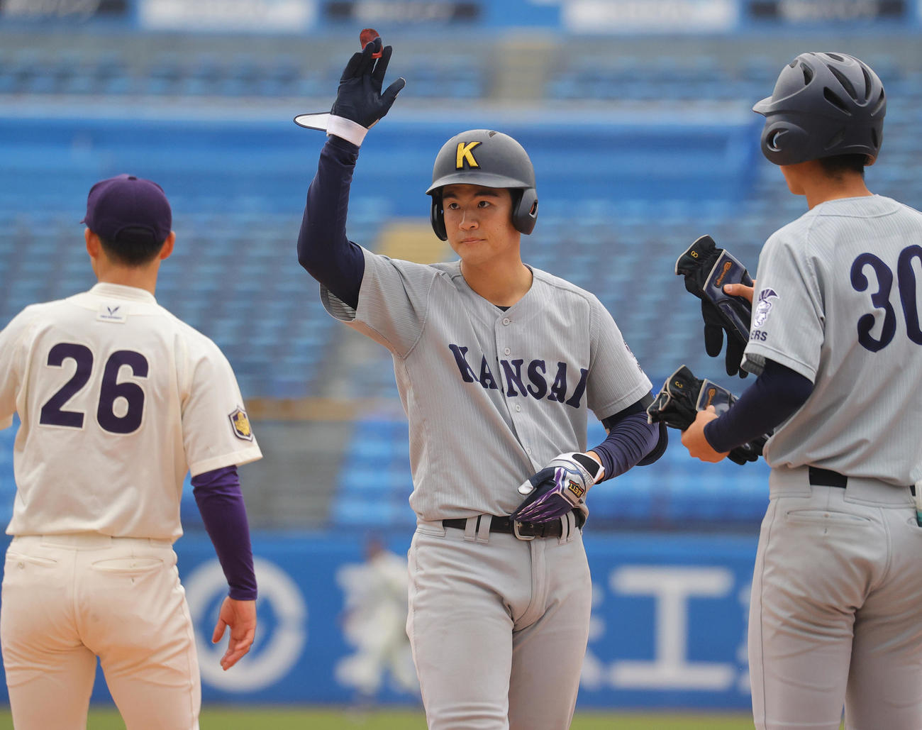 2回裏関大無死、中前打を放ちベンチに手を挙げる有馬（撮影・野上伸悟）