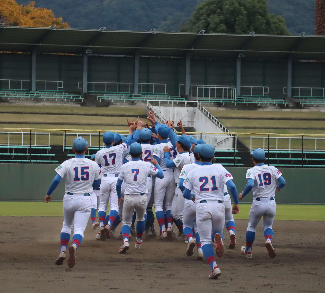 優勝を決めマウンドに駆け寄るヤング神戸須磨クラブナイン