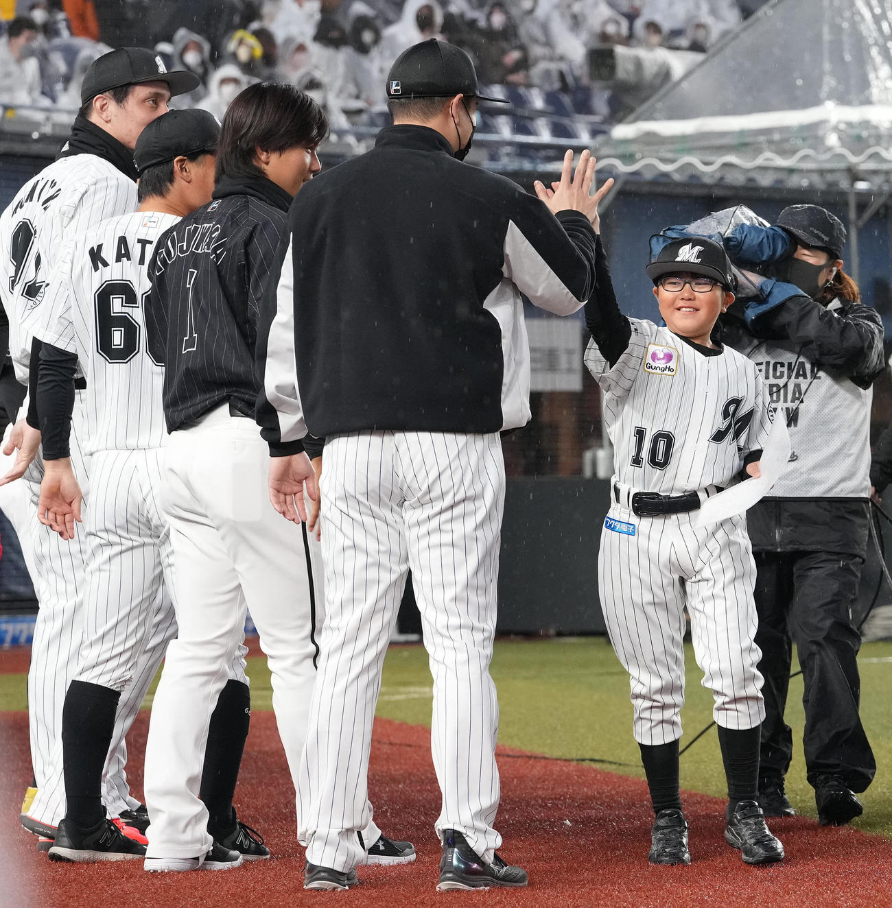 修了式を終え、選手とハイタッチする宇都宮幹汰くん（撮影・鈴木みどり）