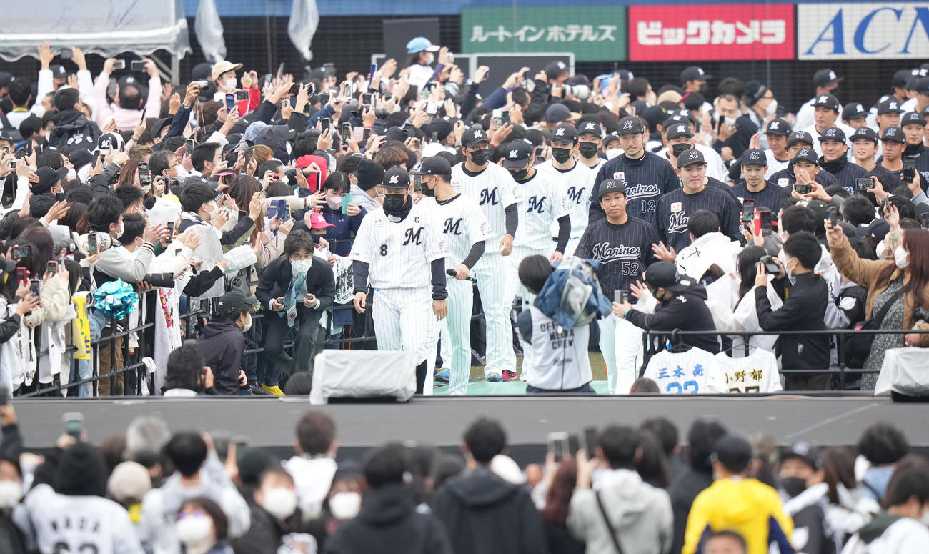 ロッテファン感謝デー、ファンに手を振り入場するロッテナイン（撮影・鈴木みどり）