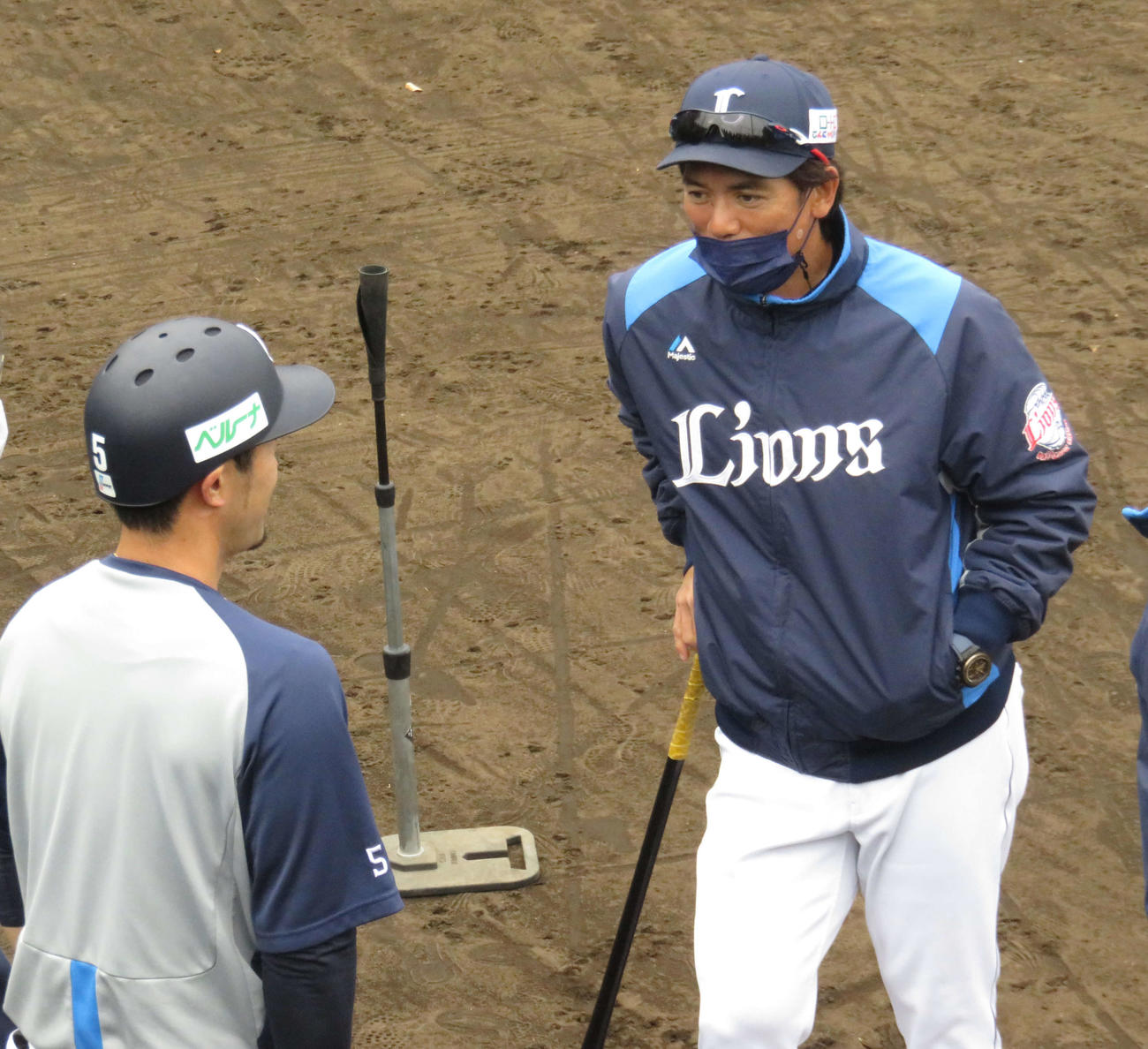 練習中に外崎（左）と話す西武松井監督
