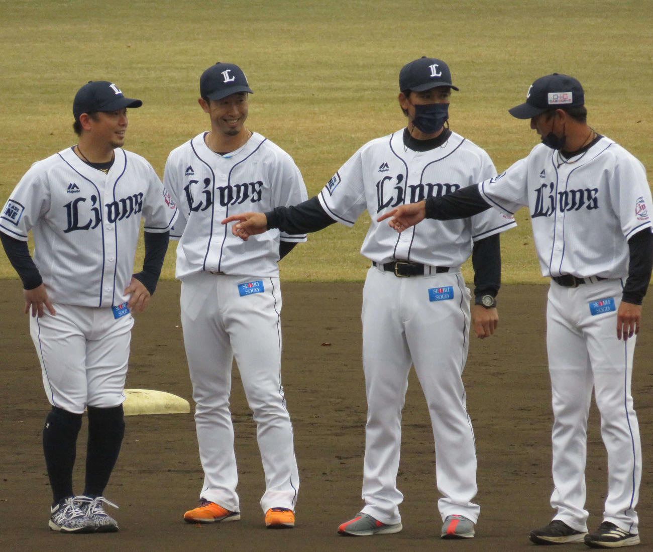 談笑する左から西武岡田雅利捕手、外崎修汰内野手、松井稼頭央監督、平石洋介ヘッドコーチ