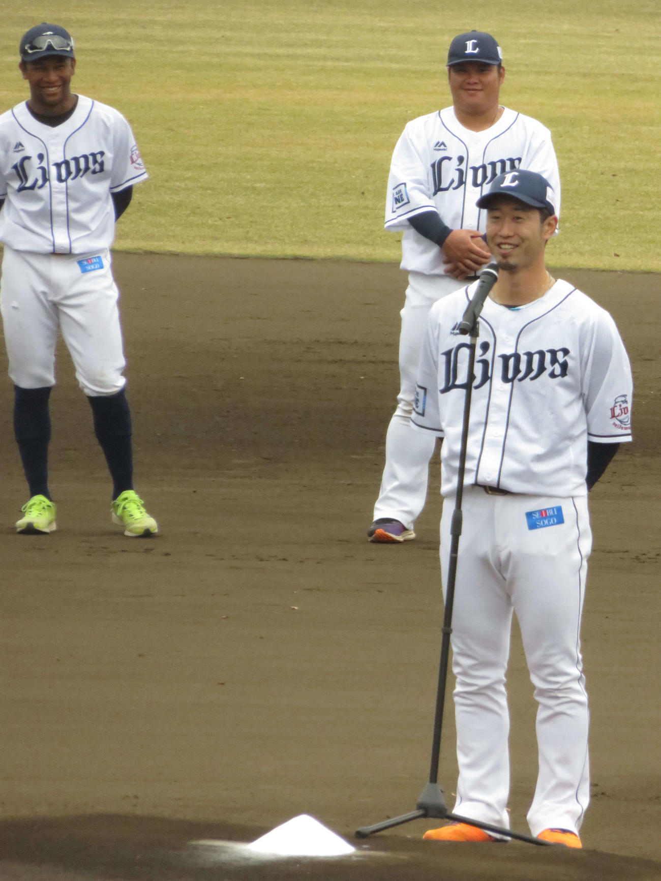 手締め前にスピーチする西武外崎修汰内野手。奥は左からジョセフと渡部