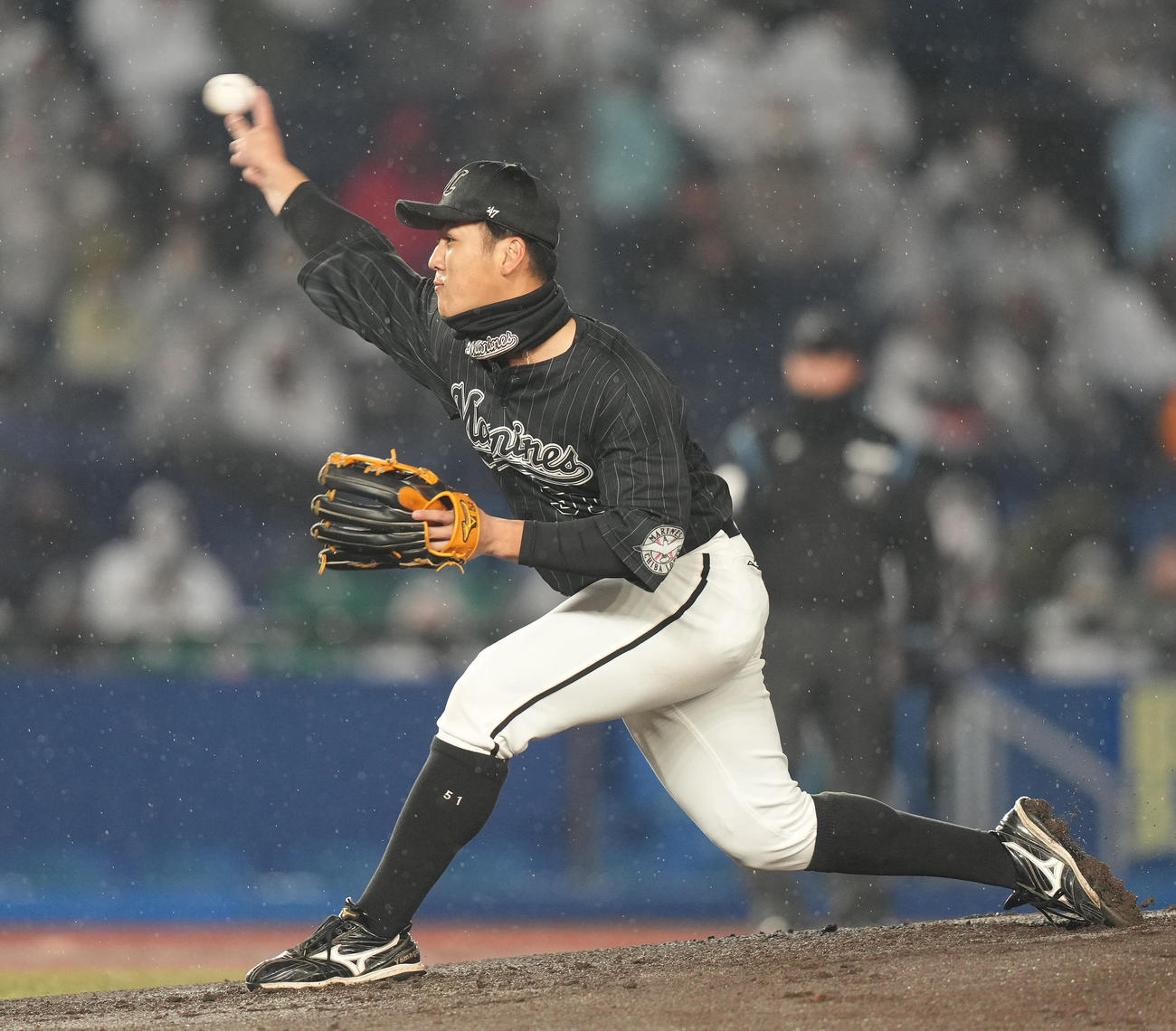 白黒野球対決で先発するチームブラックの山口（撮影・鈴木みどり）