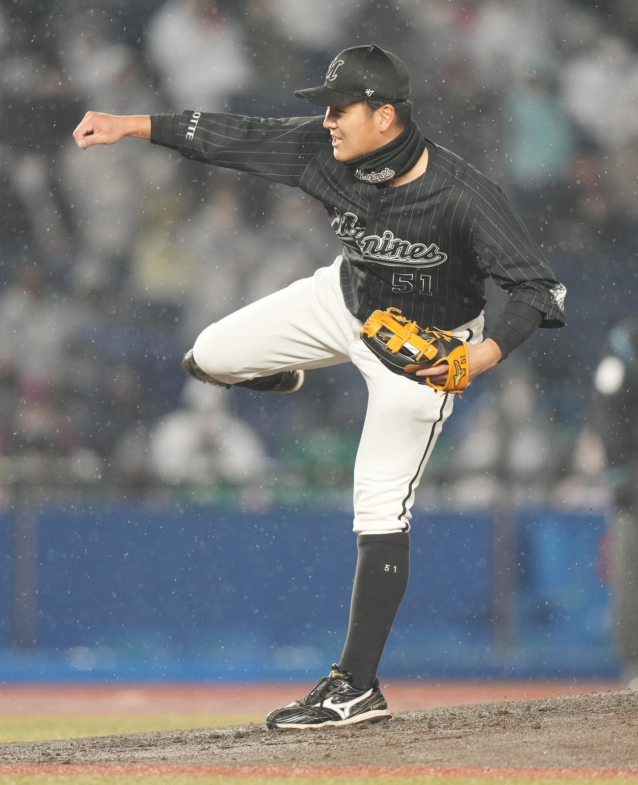 白黒野球対決で先発するチームブラックの山口（撮影・鈴木みどり）