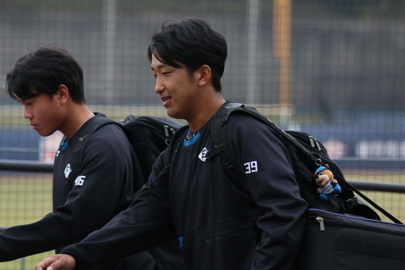千葉・鎌ケ谷で秋季練習に参加した日本ハム有薗（左は畔柳）（撮影・木下大輔）