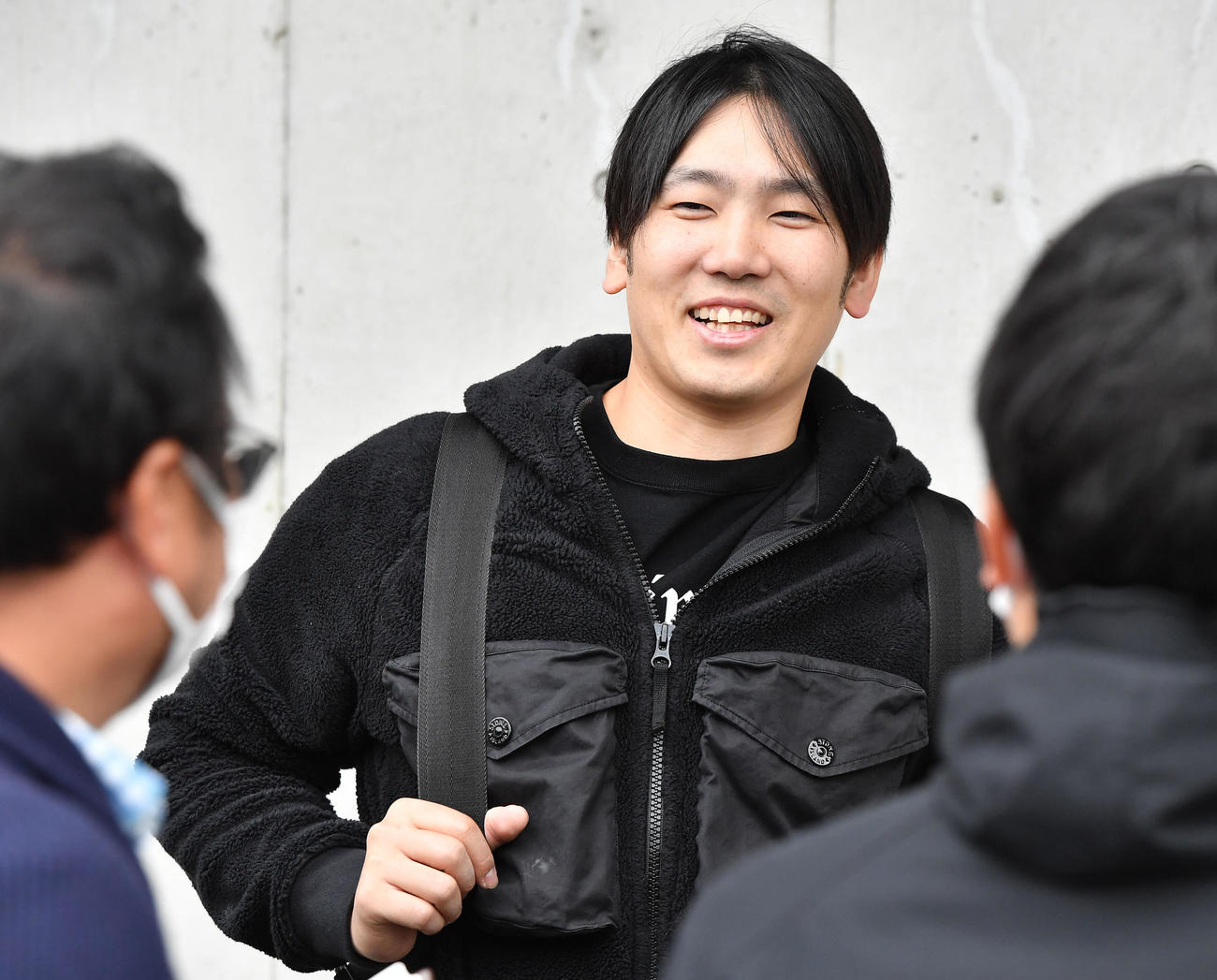 談笑しながら囲み取材を受ける石川（撮影・岩下翔太）