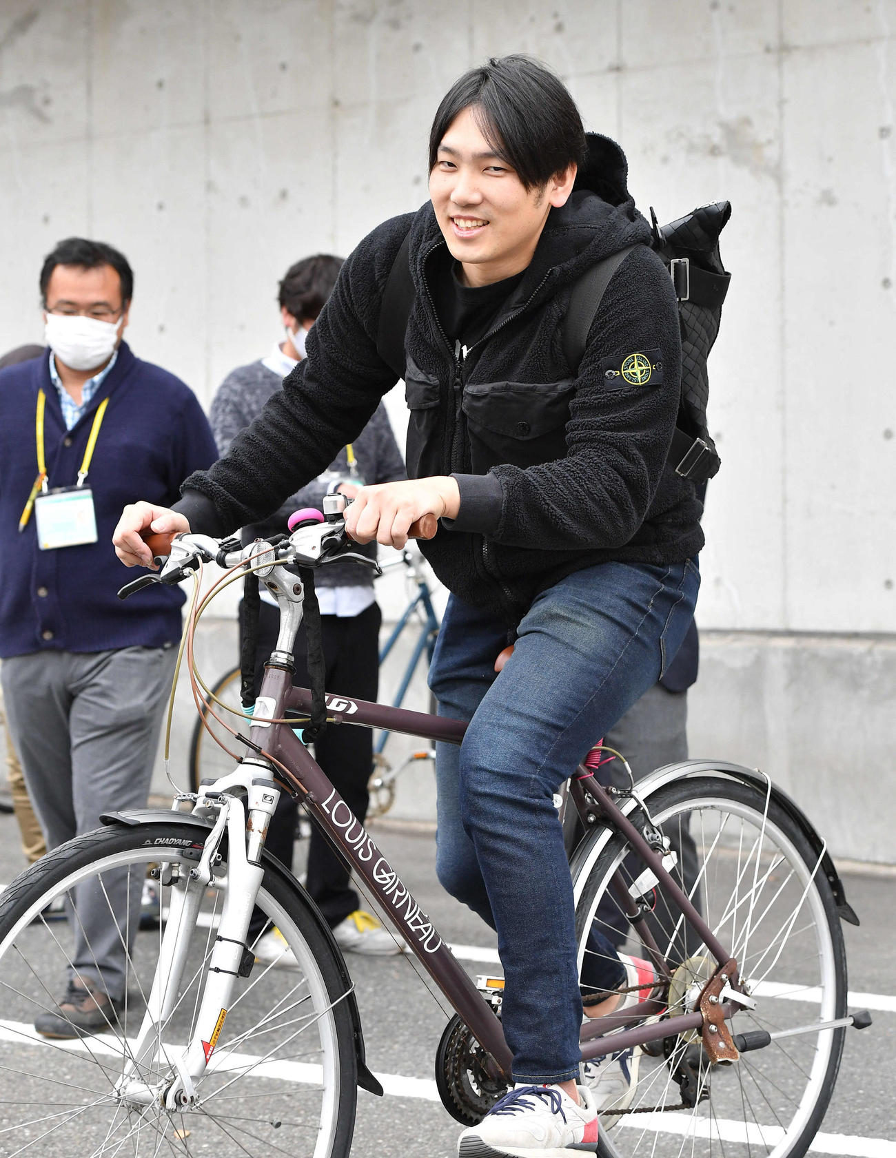 自転車で球場から引き揚げるソフトバンク石川（撮影・岩下翔太）
