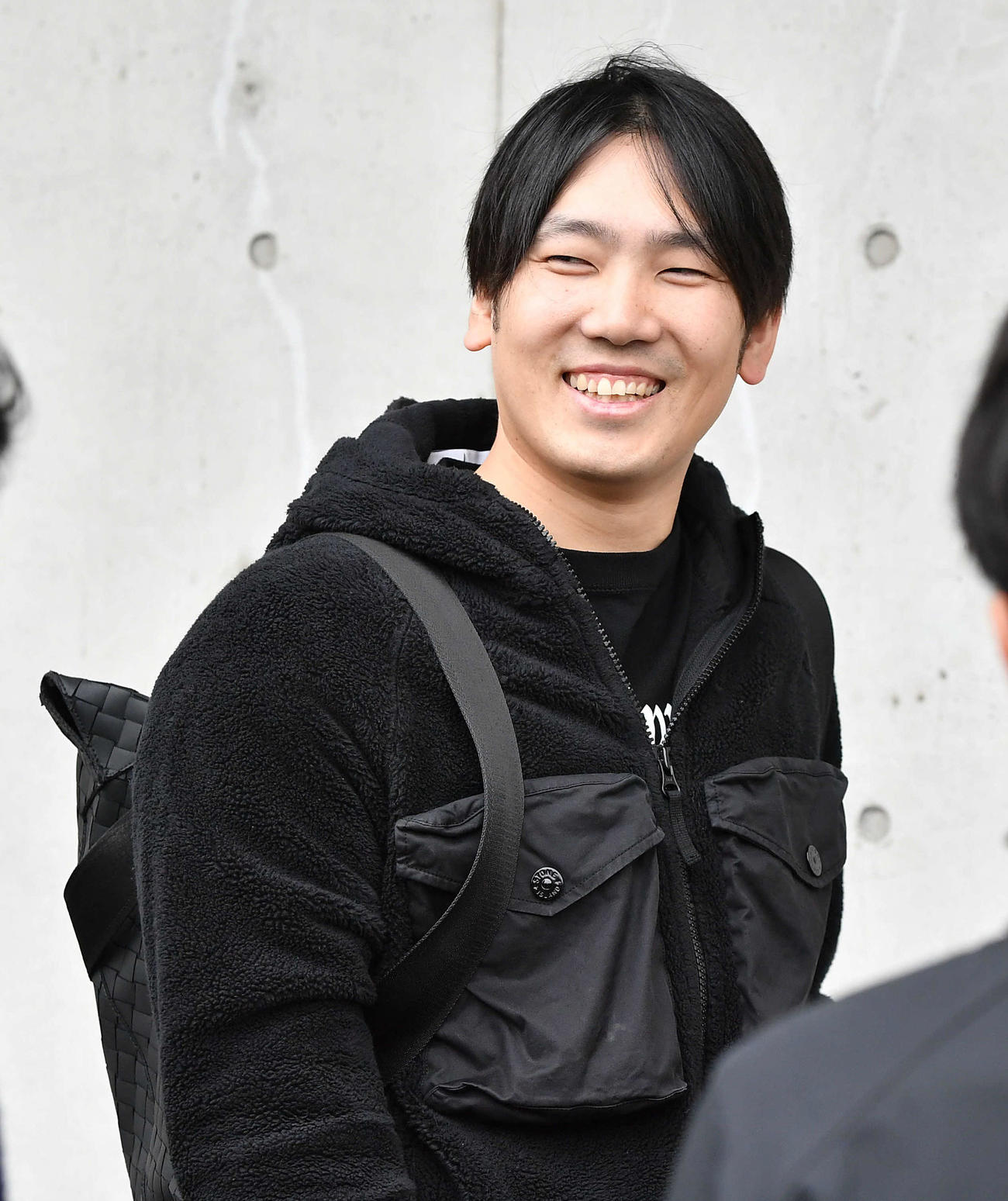 談笑しながら囲み取材を受ける石川（撮影・岩下翔太）
