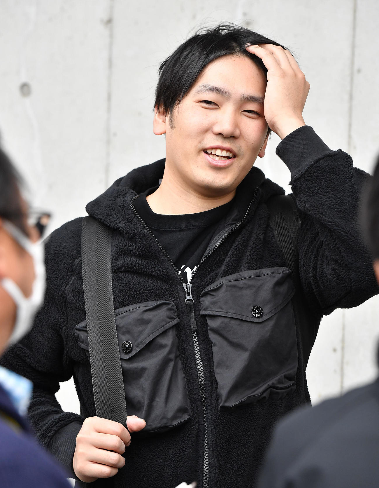 談笑しながら囲み取材を受ける石川（撮影・岩下翔太）