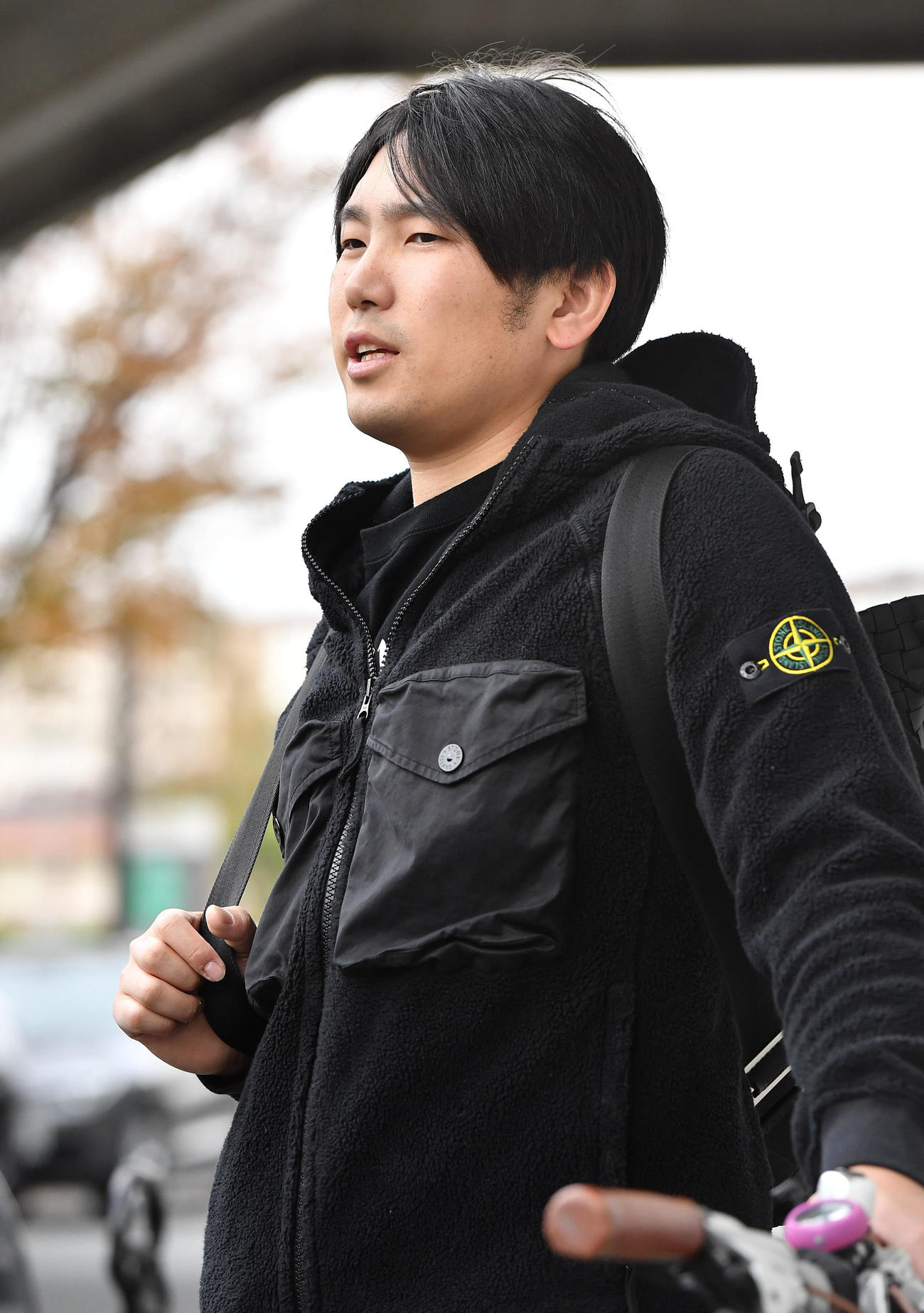 談笑しながら囲み取材を受ける石川（撮影・岩下翔太）