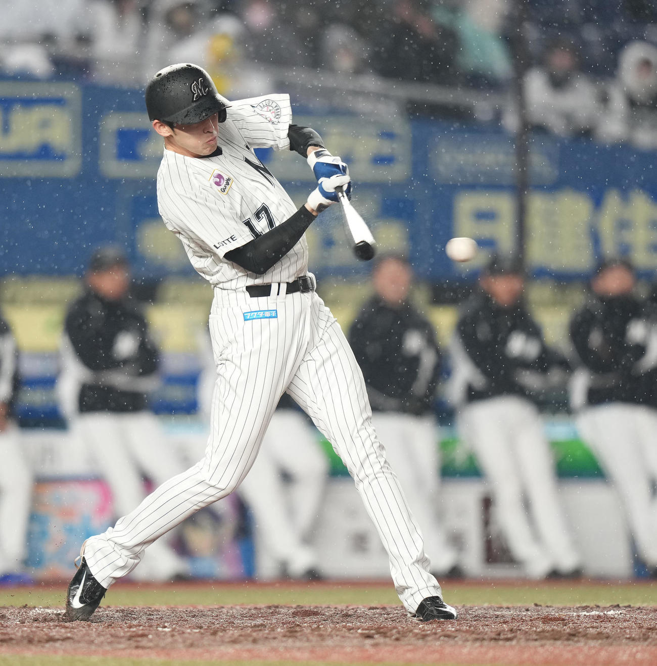 白黒野球対決の3回裏、遊ゴロに倒れるチームホワイトの代打佐々木朗（撮影・鈴木みどり）