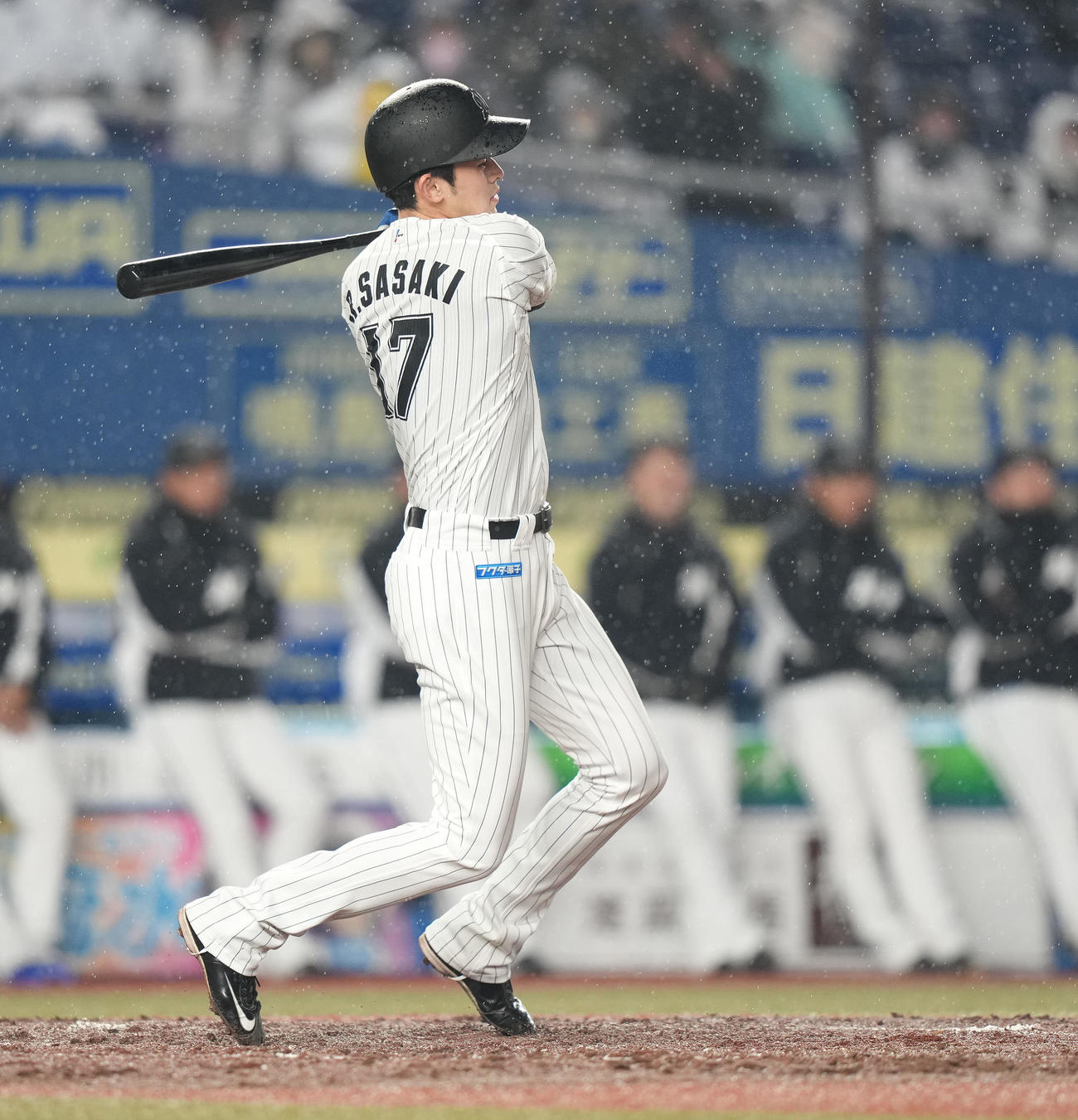白黒野球対決の3回裏、遊ゴロに倒れるチームホワイトの代打佐々木朗（撮影・鈴木みどり）