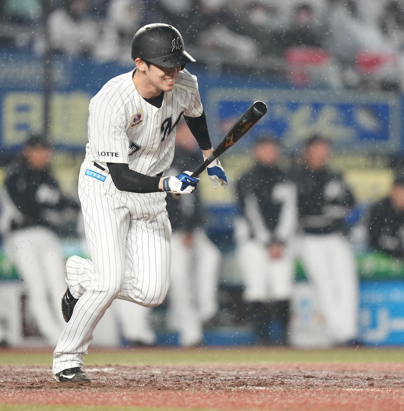 白黒野球対決の3回裏、遊ゴロに倒れるチームホワイトの代打佐々木朗（撮影・鈴木みどり）