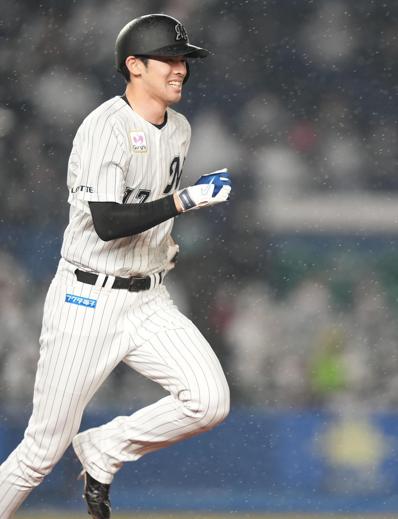 白黒野球対決の3回裏、遊ゴロに倒れるチームホワイトの代打佐々木朗（撮影・鈴木みどり）
