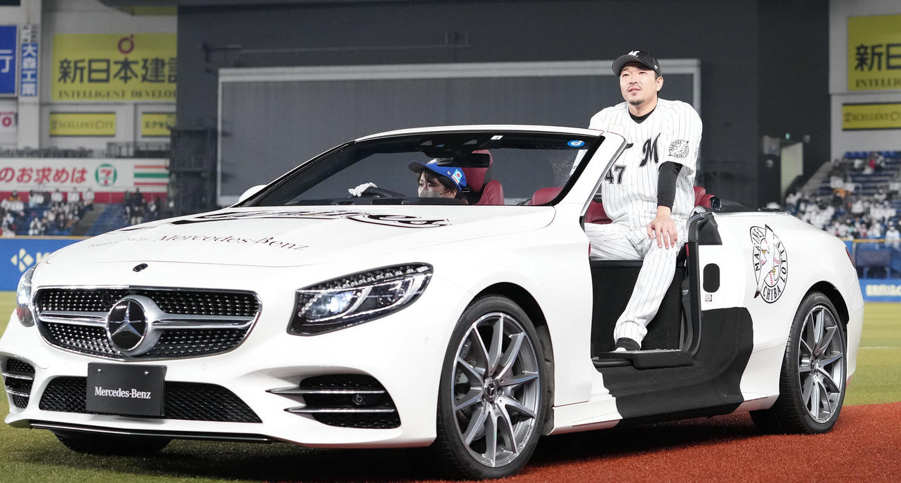 引退セレモニーにリリーフカーで登場するロッテ田中靖（撮影・鈴木みどり）