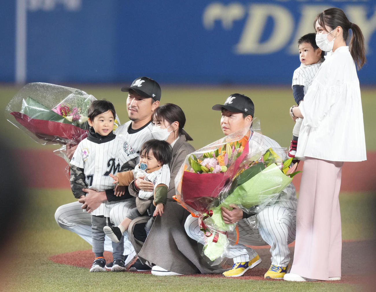 引退セレモニーで家族と記念撮影するロッテ松永（中央）と田中靖（左から2人目）（撮影・鈴木みどり）