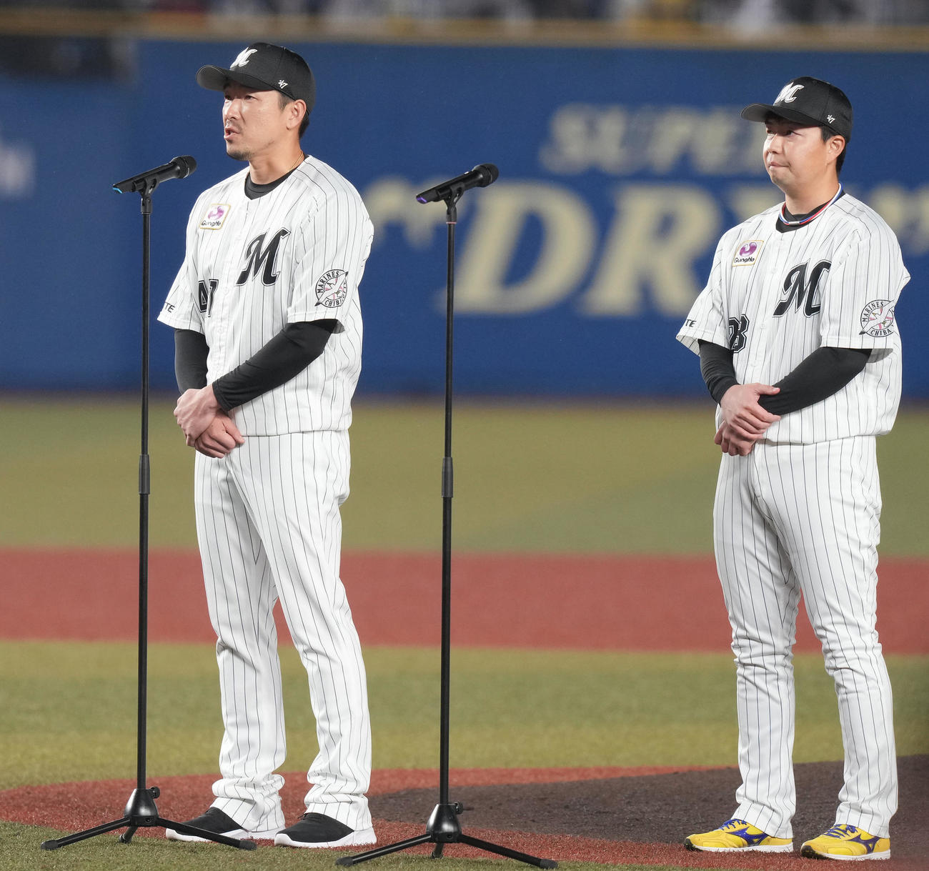 引退セレモニーであいさつするロッテ田中靖。右は松永（撮影・鈴木みどり）