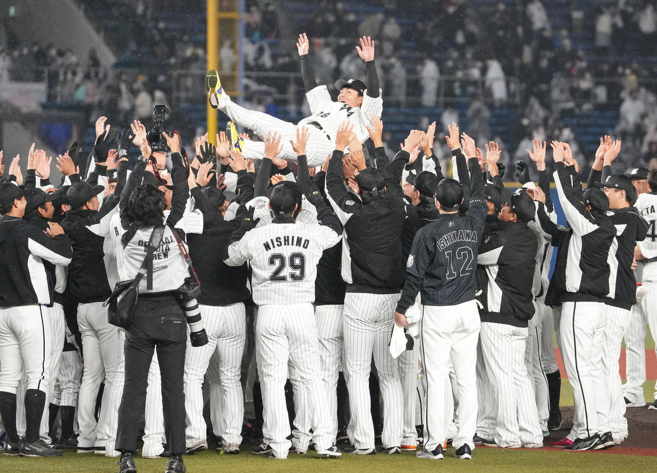 引退するロッテ松永はナインから胴上げされる（撮影・鈴木みどり）