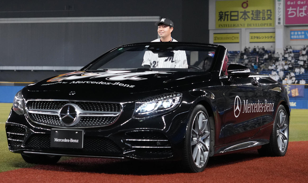 引退セレモニーにリリーフカーで登場するロッテ松永（撮影・鈴木みどり）