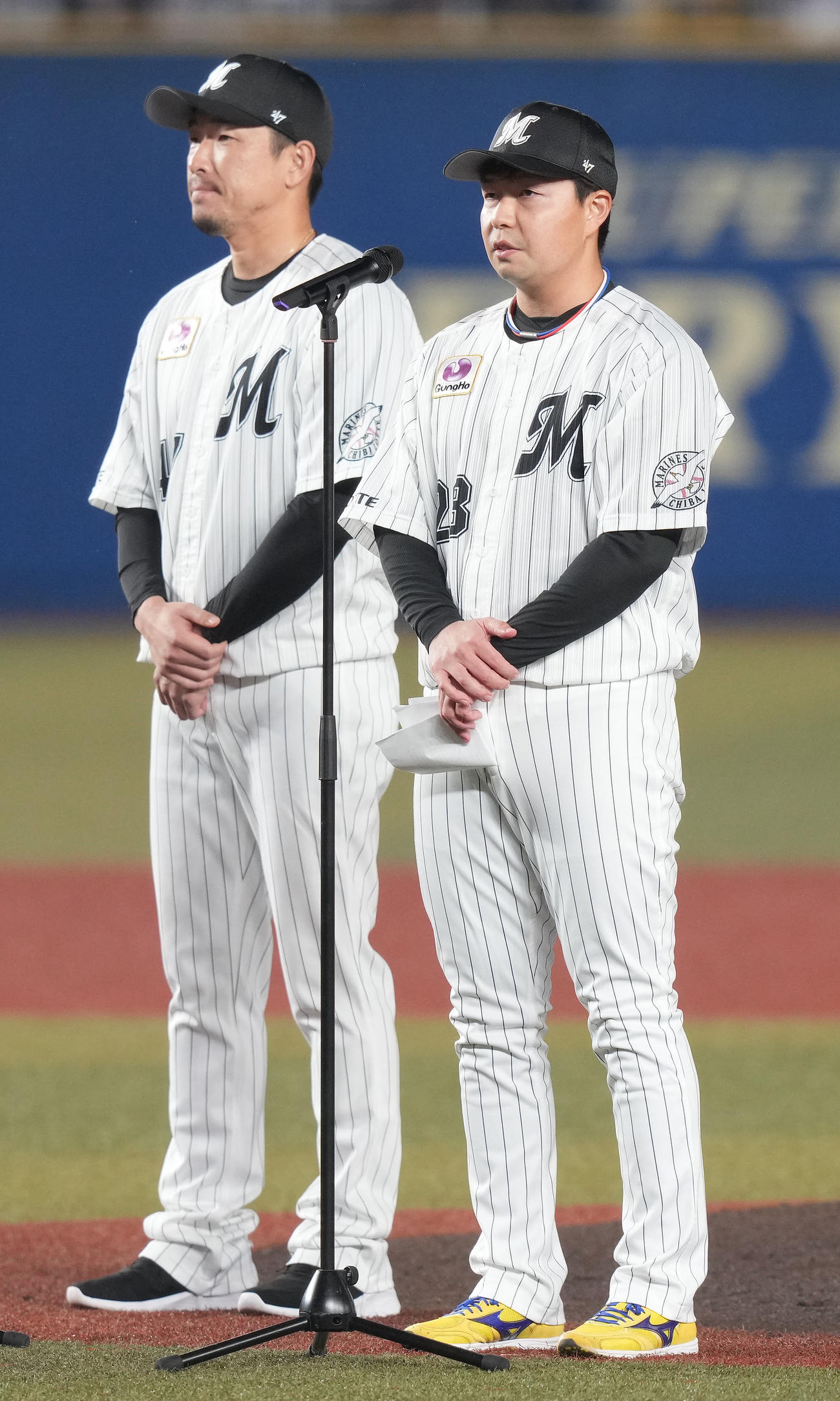 引退セレモニーであいさつするロッテ松永。左は田中靖（撮影・鈴木みどり）