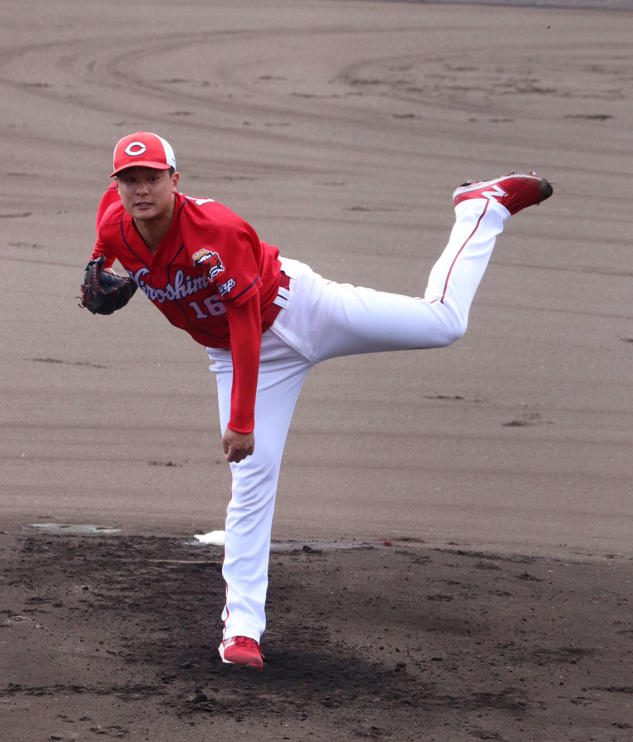 秋季キャンプでの紅白戦に登板した広島森（撮影・前原淳）