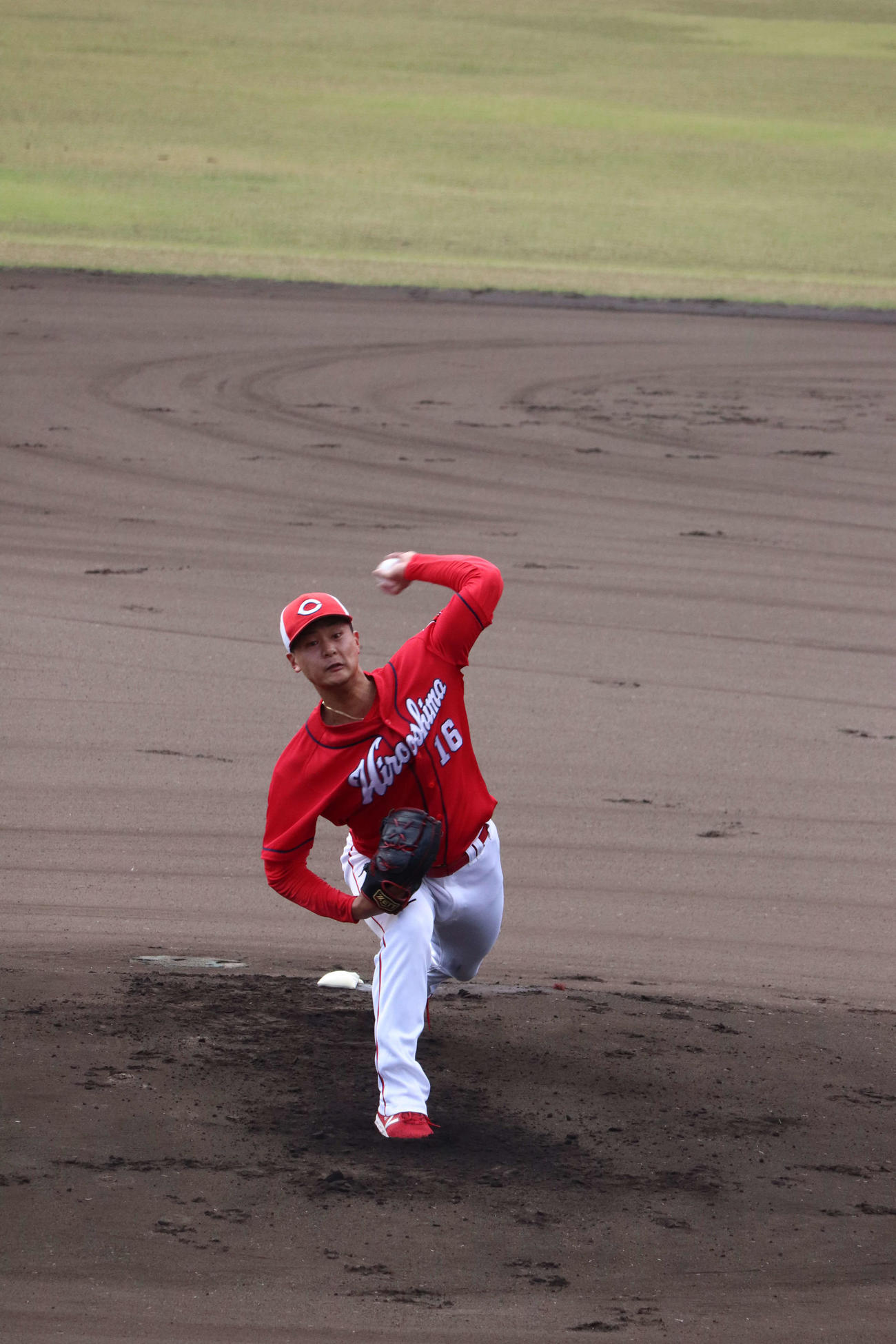 秋季キャンプでの紅白戦に登板した広島森翔平（撮影・前原淳）＝2022年11月20日、天福球場