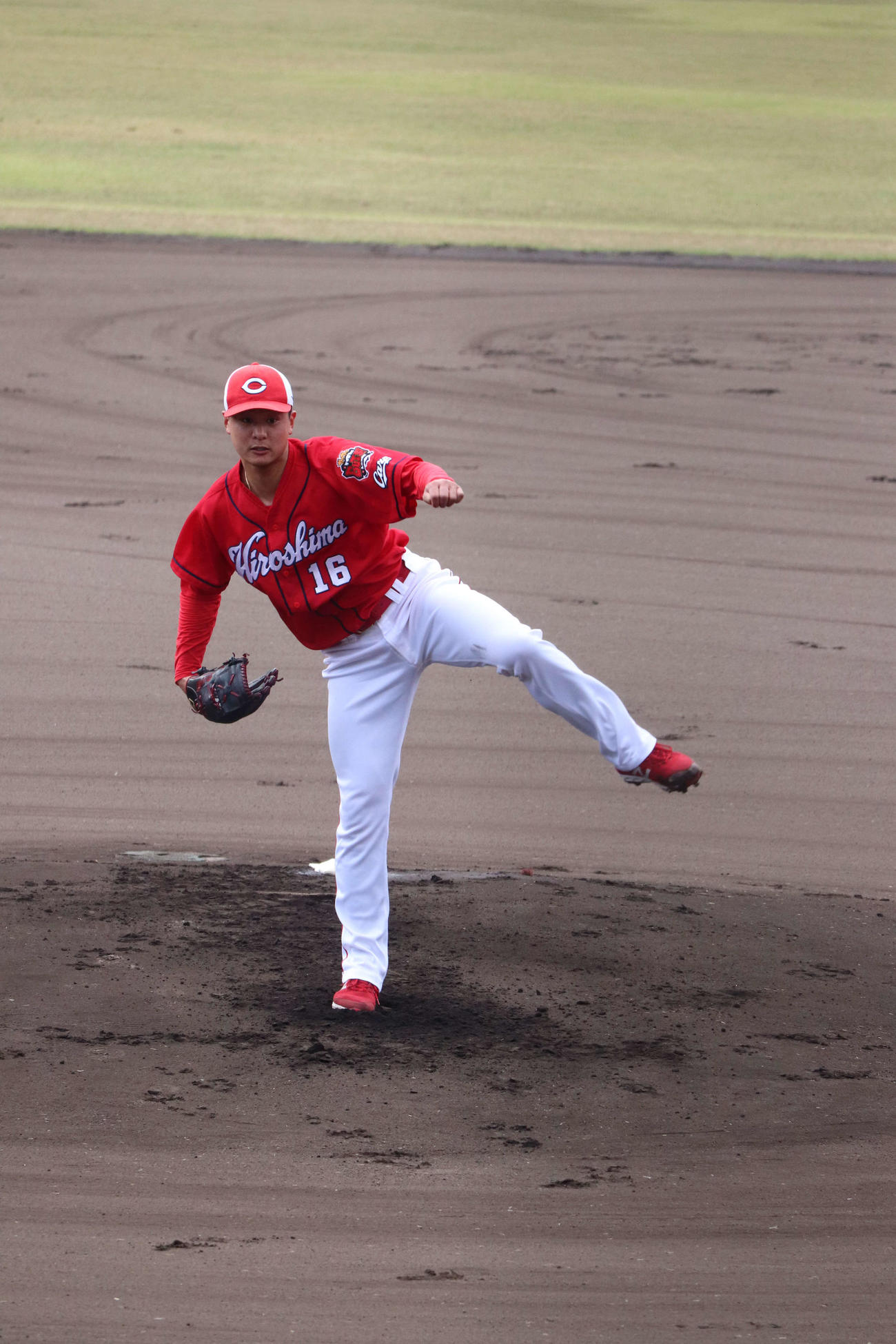 秋季キャンプでの紅白戦に登板した広島森翔平（撮影・前原淳）＝2022年11月20日、天福球場